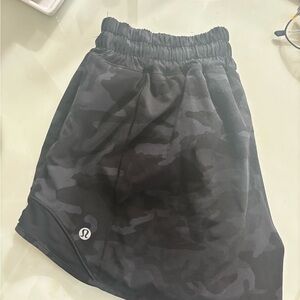 Hotty hot midrise shorts. Camo pattern.